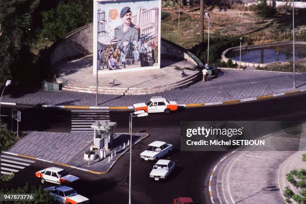 Portrait de Saddam Hussein sur une affiche de propagande dans la rue en Irak, en septembre 1989.