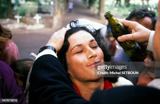 Bapteme pendant la fete de Paques, en 1991, en Albanie.