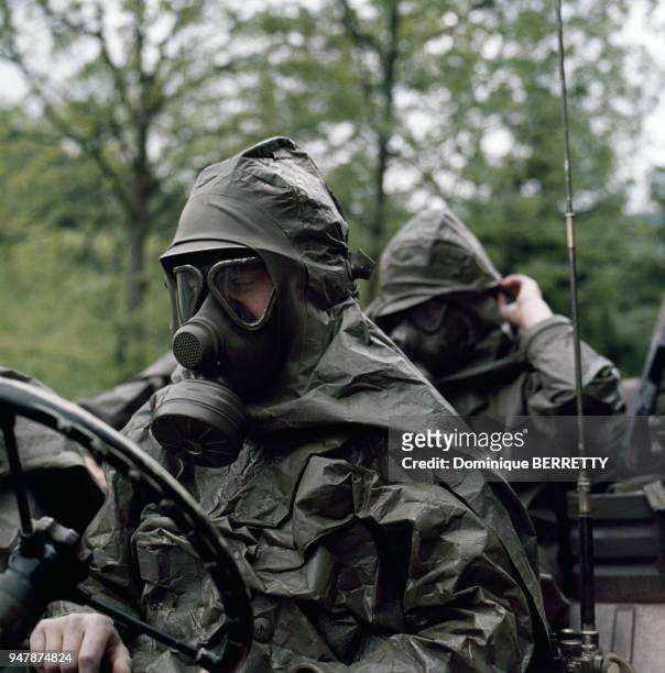 Soldats de l'armée allemande en tenue de protection contre les radiations, en 1967.