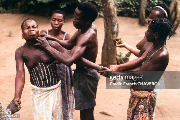 Rituel de scarification d'une jeune fille au Bénin, en janvier 1989.