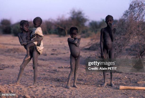 Enfants Songhaï dans la région de Gao, en décembre 1982, Mali.