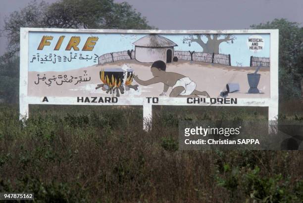Panneau d'affichage pour la prévoyance des accidents domestiques liés au feu avec les enfants en décembre 1972, en Gambie.