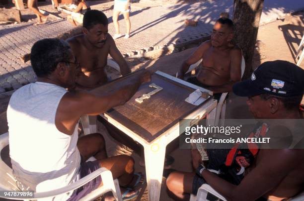 Hommes jouant aux dominos à Praia do Forte au Brésil, en 2001.