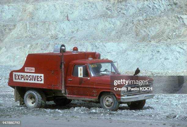 Camion d'explosifs dans une mine de cuivre en Colombie Britannique, au Canada en 1975.