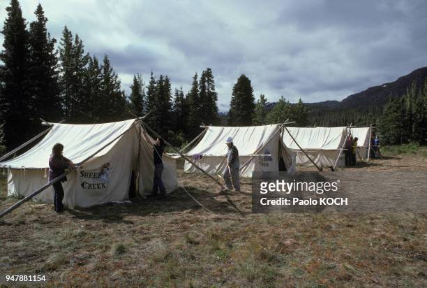 Montage de tentes pour les touristes dans le parc national de Kluane, en 1975, dans le Yukon, Canada.