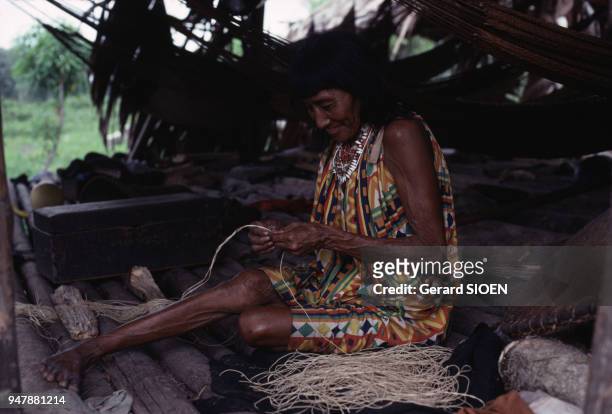Indienne Warao fabriquant une corde au Venezuela, en juin 1978.