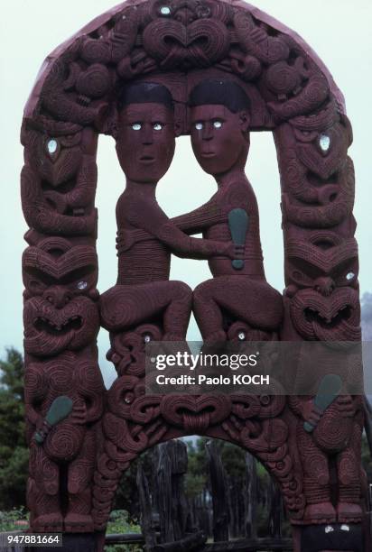 Sculpture d'un portail maori, représentant les amants légendaires Tutanekai et Hinemoa, en Nouvelle-Zélande, en avril 1981.