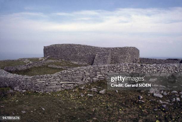 Ruines du fort Dun Aengus sur l'île d'Inis Mor, en mai 1984, dans l'archipel des îles d'Aran, Irlande.