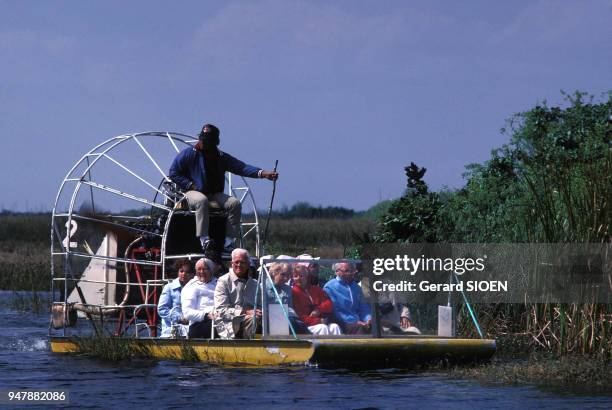 Touristes âgés à bord d'un hydroglisseur dans le parc des Everglades, en 1988, en Floride, Etats-Unis.