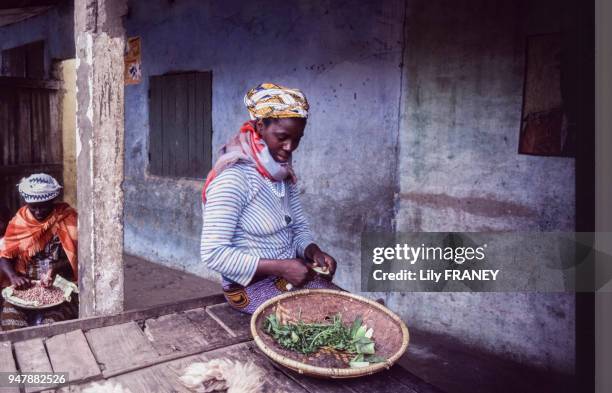 Femme préparant à manger au Sénégal, en avril 1987.