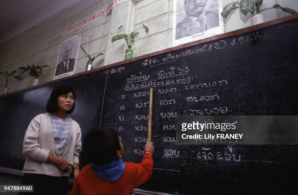 Enfant au tableau dans une école au Laos, en décembre 1988.