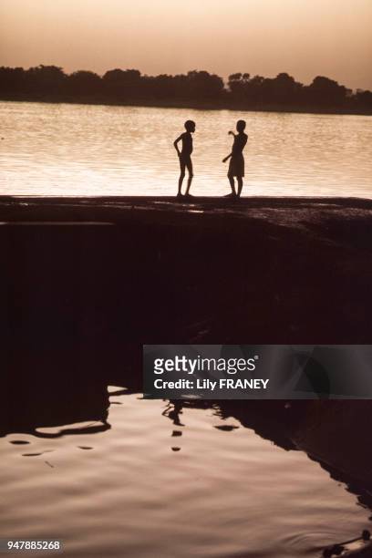 Enfants au bord du fleuve Niger, en 1986, au Niger.