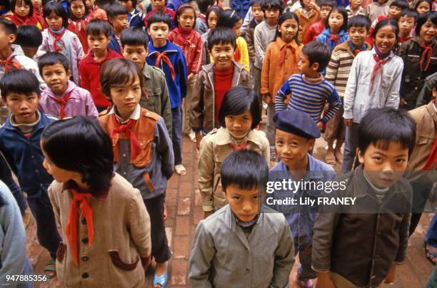 Fin de la récréation, enfants en rang pour rentrer en classe, Hanoï, Vietnam 1987.