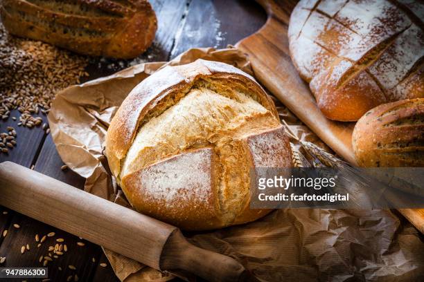 miche de pain nature morte - baguette de pain photos et images de collection