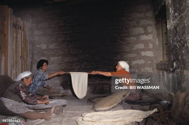 Femmes préparant la pâte des galettes de lavash en Arménie, en août 1993.