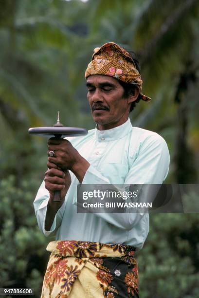 Homme faisant tourner une toupie en Malaisie, en mars 1986.