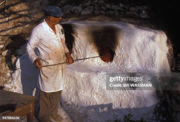 Préparatoin du kleftiko d'agneau dans un four en argile, à Chypre, 1990.