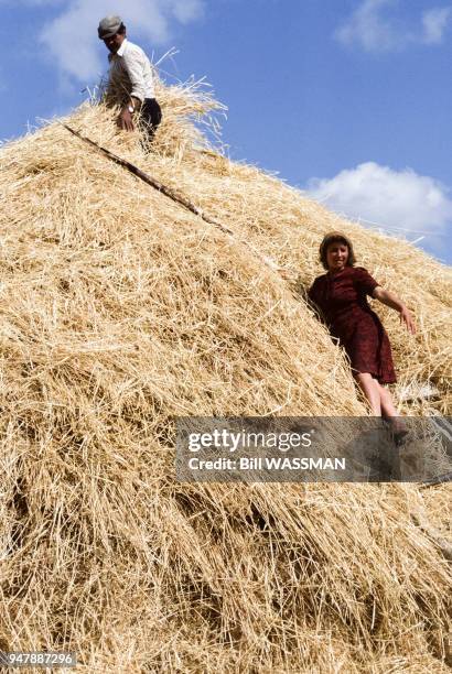 Paysans sur un tas de foin au Portugal, en octobre 1985.