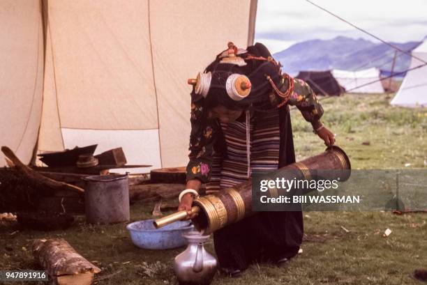 Femme préparant le thé pendant la fête du cheval, dans le Kham, au Tibet, dans le Xian de Litang, en septembre 1992, Chine.