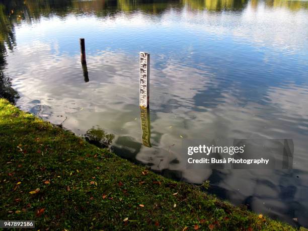 scale indicating water level in a lake in berlin, germany - marcador-de-profundidade - fotografias e filmes do acervo