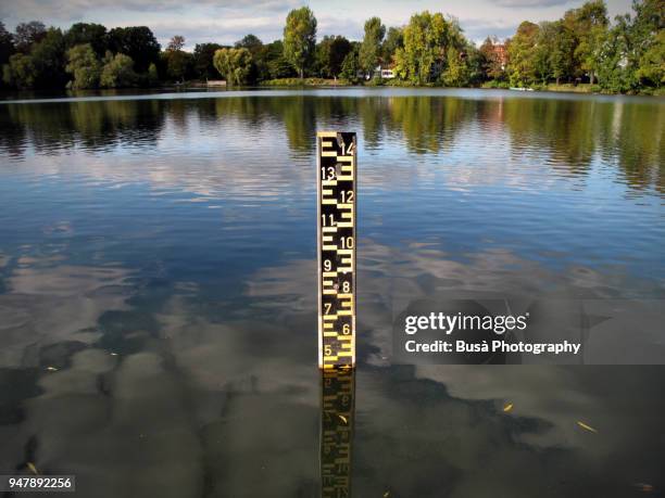 scale indicating water level in a lake in berlin, germany - floods and drought 個照片及圖片檔