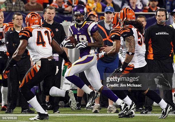 Sidney Rice of the Minnesota Vikings runs the ball against the Cincinnati Bengals on December 13, 2009 at Hubert H. Humphrey Metrodome in...