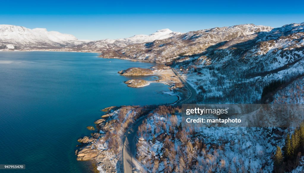 Aerial sonnigen Winter Blick auf Lappland