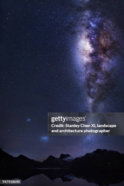 the milky way over cradle mountain - 球状星団 ストックフォトと画像