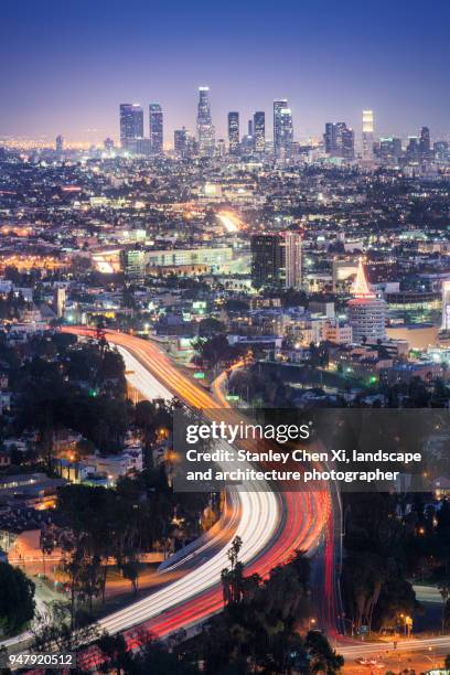 the weaving lights in la - mulholland drive stockfoto's en -beelden