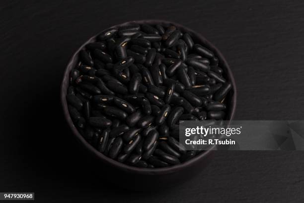 black eyed peas beans in a bowl on a dark background - pedra nos rins imagens e fotografias de stock