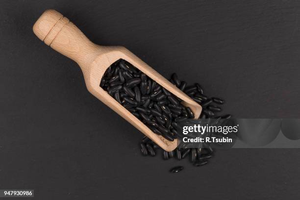 black eyed peas beans in scoop on a dark background - pedra nos rins imagens e fotografias de stock