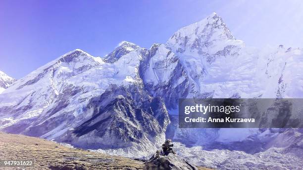 the beautiful landscape with the snow mountains including mt. everest and mt. lhotse in himalayas, nepal - khumbu stockfoto's en -beelden