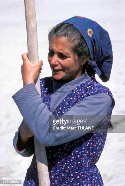 Portrait d'une femme en vêtements traditionnels sur la plage de Furadouro, en septembre 1986, Portugal.