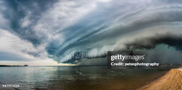 epische super cel onweerswolk - cyclone stockfoto's en -beelden