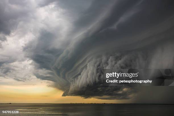 epica nube di tempesta super cellulare - torrential rain foto e immagini stock