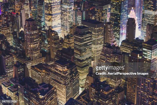 midtown manhattan night - noord amerika stockfoto's en -beelden