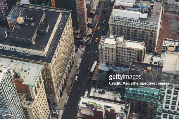 aerial view of taxis, manhattan, new york city - fifth avenue stockfoto's en -beelden