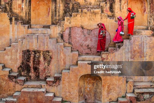 インドの女性水を運ぶ stepwell ジャイプール近くの - step well ストックフォトと画像