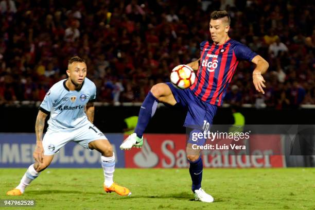 Diego Churin of Cerro Porteño fights for the ball with Everton of Gremio during a match between Cerro Porteño and Gremio as part of Copa CONMEBOL...
