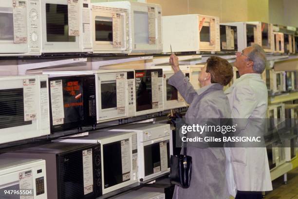 Une cliente avec un vendeur dans un magasin Darty le 4 mai, 1988 a Paris, France.