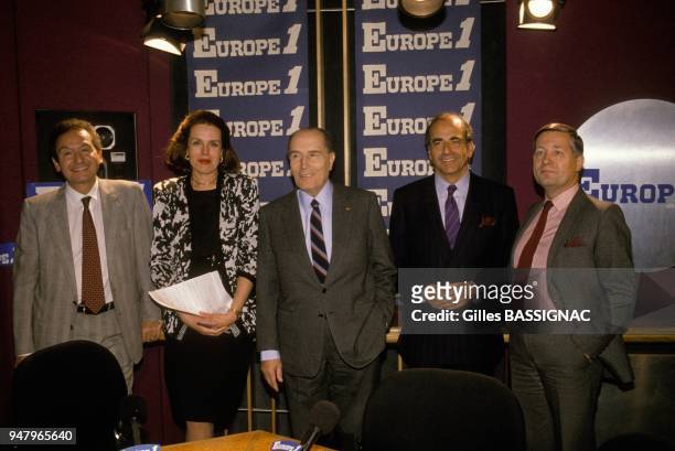 Francois Mitterrand a Europe 1 avec le directeur de la redaction Jean-Pierre Joulin, Catherine Nay et Jean-Pierre Elkabbach et Alain Duhamel le 5 mai...