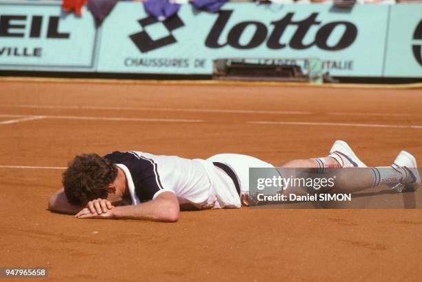 Ivan Lendl et John McEnroe disputent la finale du tournoi de tennis de Roland-Garros;ici John McEnroe allonge sur la terre battue le 11 juin 1984 a...