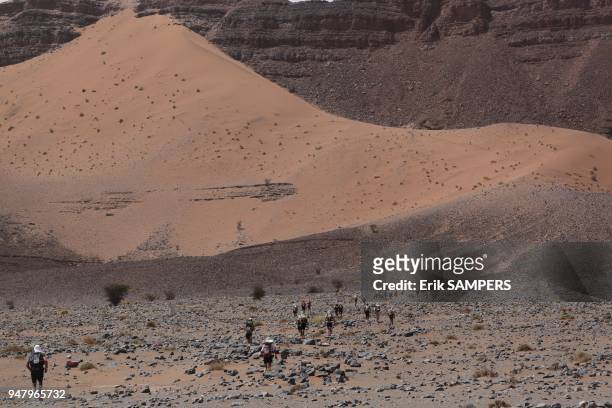 Les concurrents du 28e Sultan Marathon Des Sables traversent une zone difficile en courant le 7 avril 2013 au Maroc.