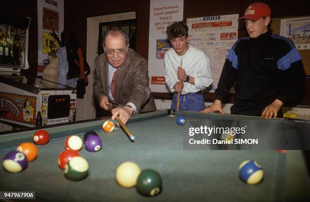 Pierre Beregovoy jouant au billard americain dans un bar de Saint-Eloi lors de sa campagne pour l'election regionale dans la Nievre le 8 mars 1992 a...