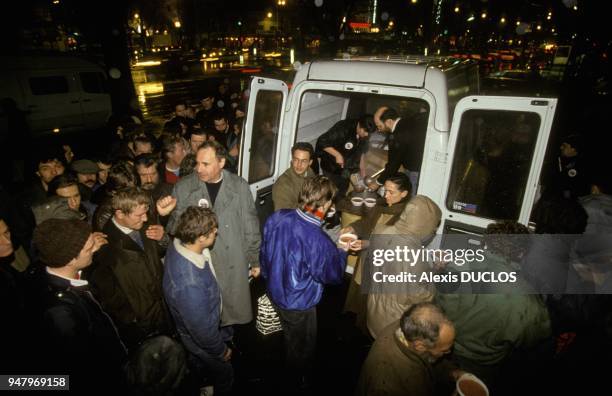 Nouvelle campagne des Restaurants du Coeur;sur notre photo distribution de soupe sur la place de la Nation le 16 decembre 1991 a Paris, France.