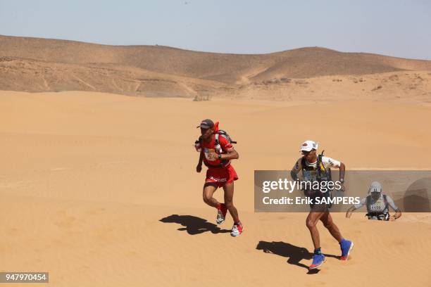 Deux concurrents du 28e Sultan Marathon des Sables dans le desert saharien: Mohamad Ahansal, vainqueur de la course et le jordanien Salameh Al Aqra,...