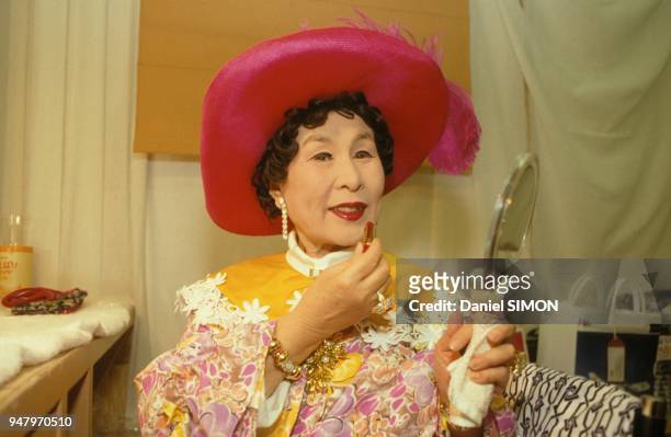 Masako Ohya dans sa loge a l'Olympia avant de chanter au gala des chefs d'entreprise le 6 mai 1991 a Paris, France.