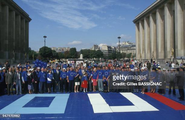 Le plus grand drapeau europeen, realise par le CDS, sur l'esplanade du Trocadero le 09 septembre 1992 a Paris, France.