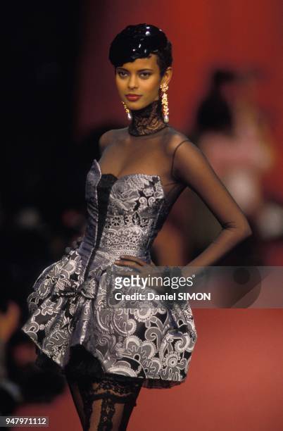 Le top model ethiopien Anna Getaneh au defile Pret-a-porter Automne-Hiver 1992-1993 en septembre 1991 a Paris, France.
