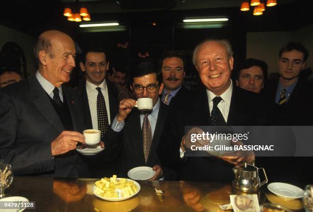 Valery Giscard d'Estaing, accompagne de Jean-Claude Gaudin, en campagne pour les elections legislatives le 4 mars 1993 a Aix-en-Provence, France.